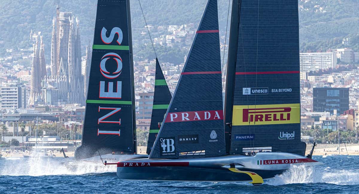Luna Rossa e Ineos navegan con la Sagrada Familia de fondo.