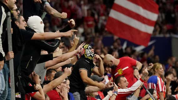 Parte de la afición del Atlético de Madrid increpa a Courtois./AFP