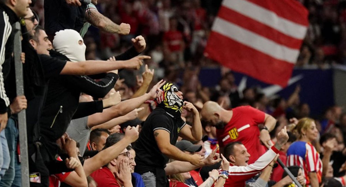 Parte de la afición del Atlético de Madrid increpa a Courtois.