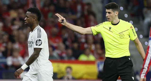 Busquets Ferrer, el colegiado silencioso y apuesta del CTA que salió coronado del derbi: «Tuvo muy claro lo que había que hacer y no dudó»