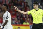 Busquets Ferrer, el colegiado silencioso y apuesta del CTA que salió coronado del derbi: «Tuvo muy claro lo que había que hacer y no dudó»