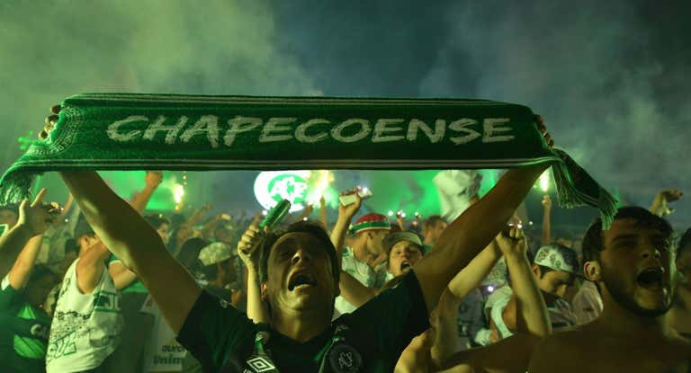 Aficionados del Chapecoense tras la tragedia.