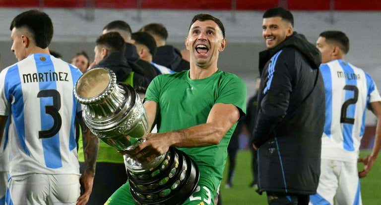 El 'Dibu' Martínez, celebrando la Copa América con la afición argentina.