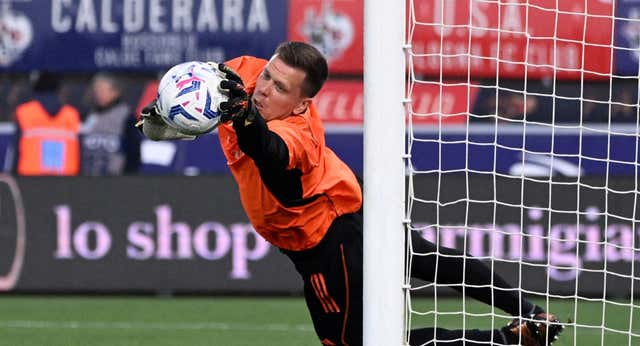 El Barça recibe con los brazos abiertos el vuelo de Málaga a Barcelona que trae a Szczesny