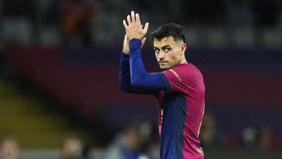 Pedri aplaude tras ser sustituido ante el Young Boys. /EFE