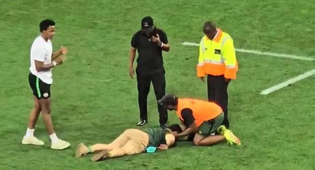 La invasión de campo en Sudáfrica que pasó de la tragedia a una cerveza