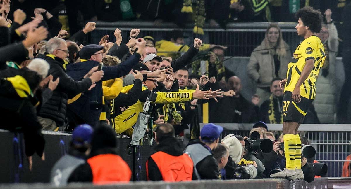 Adeyemi celebra con sus aficionados uno de sus tres goles al Celtic.