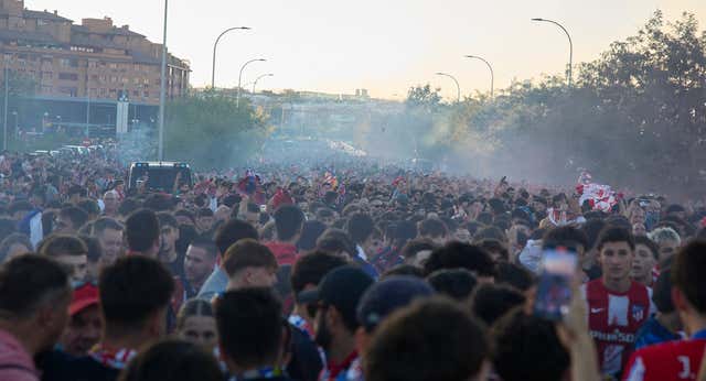 Distintivos del Frente y mucha tranquilidad en la primera salida europea del Atlético