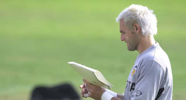 Santi Cañizares recuerda los insultos homófobos que recibió por teñirse el pelo: “He sido un portero peor tratado que Courtois”