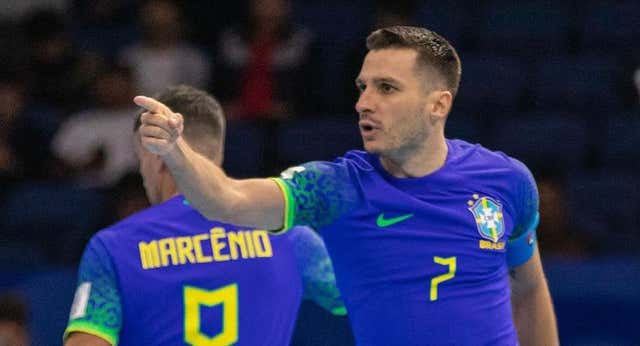 Dyego se disfraza de superhéroe y Brasil vuelve a la final de un Mundial doce años después