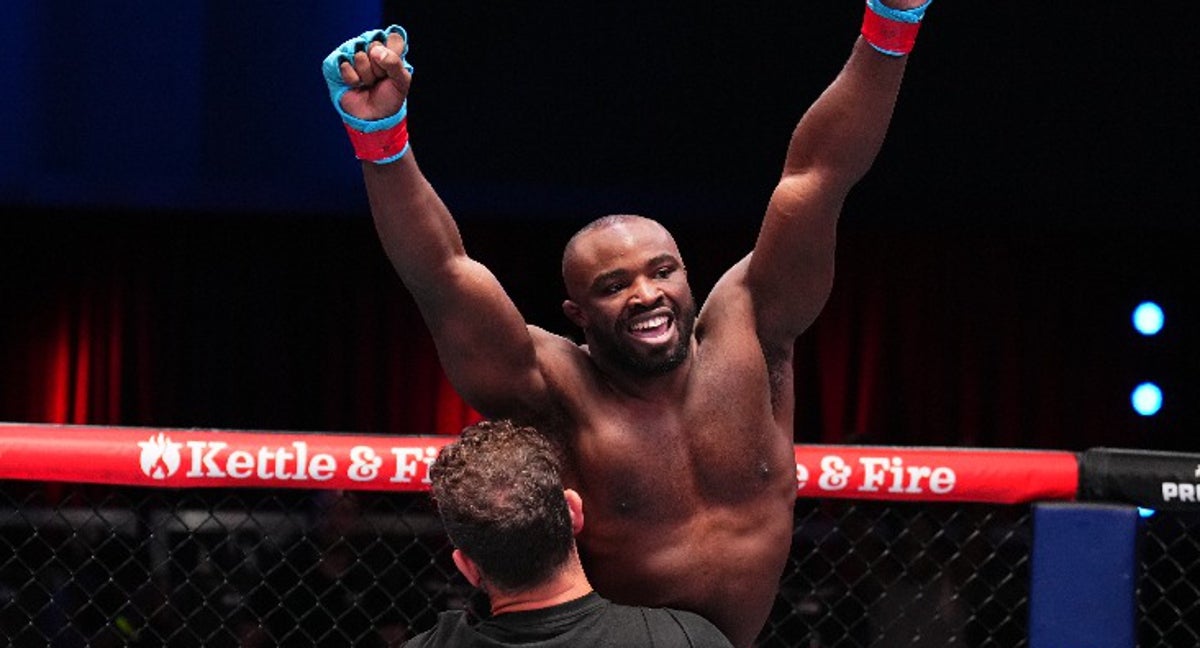 Torrez Finney celebra su victoria sobre Abdellah Er-Ramy en el Dana White's Contender Series.