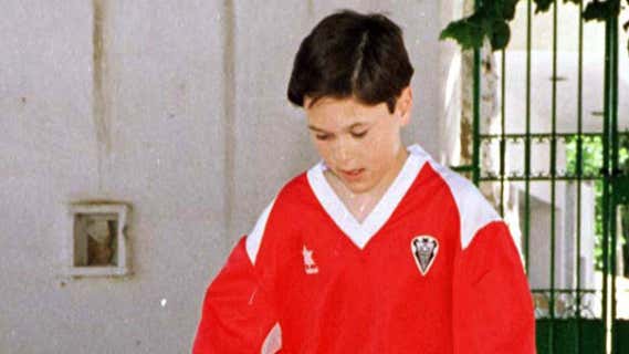 Andrés Iniesta, en Fuentealbilla, con el traje del Albacete Balompié. /