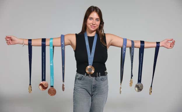 Alisa Ozhogina posa junto a sus medallas internacionales. RELEVO/SALVADOR FENOLL