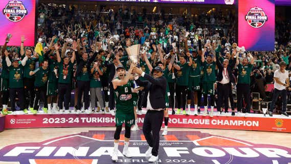 Sloukas y Ataman levantan el trofeo de campeones de la Euroliga de Panathinaikos./AFP