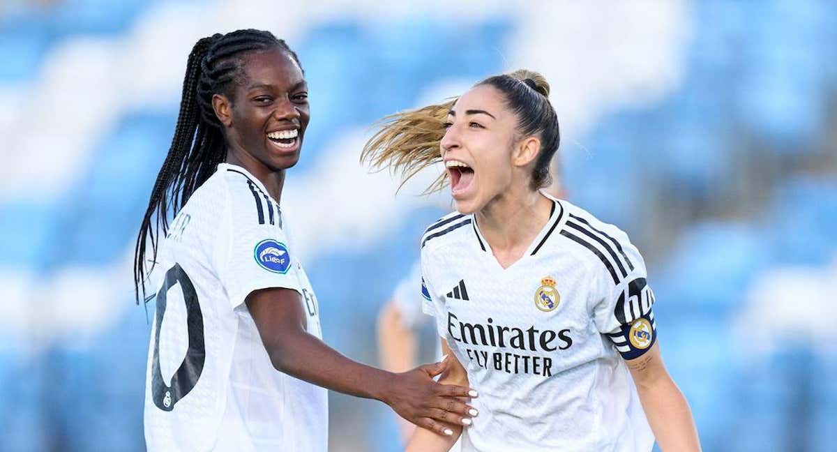 Feller y Olga Carmona, jugadora del Real Madrid, celebran el gol de la sevillana en la victoria ante el Valencia en Liga F.