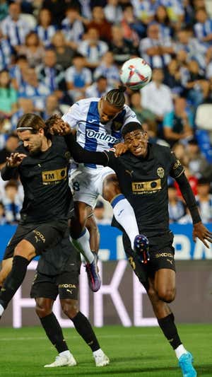 Haller pelea por un balón aéreo entre Mosquera y Yarek.  EFE
