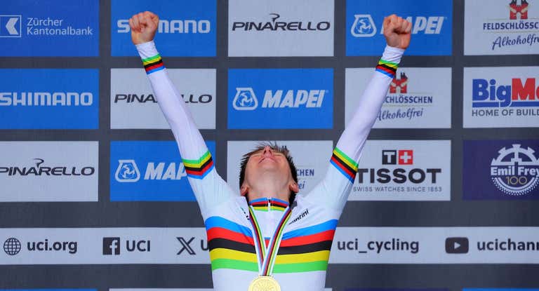 Tadej Pogacar estrenará el maillot arcoíris en el Giro de Emilia 2024.