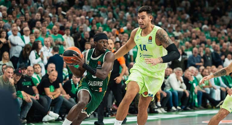 Willy Hernangómez en una defensa ante Sylvain Francisco.