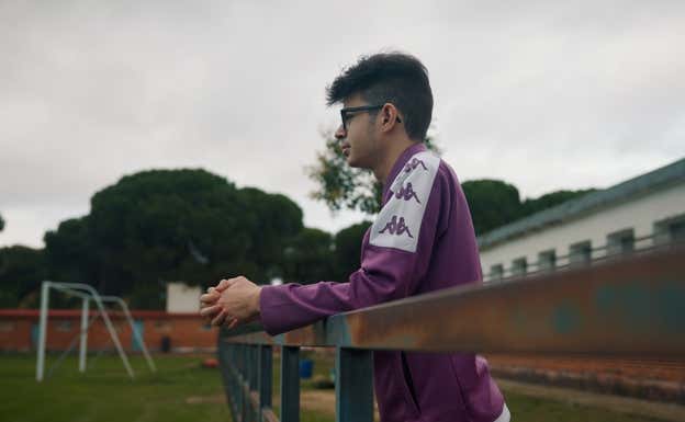 Miguel, en el campo de fútbol del barrio de Pinar de Antequera.  RELEVO / SALVADOR FENOLL