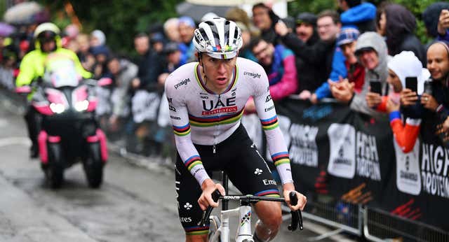 Tadej Pogacar estrena el arcoíris sometiendo a todo el mundo en el Giro dell’Emilia