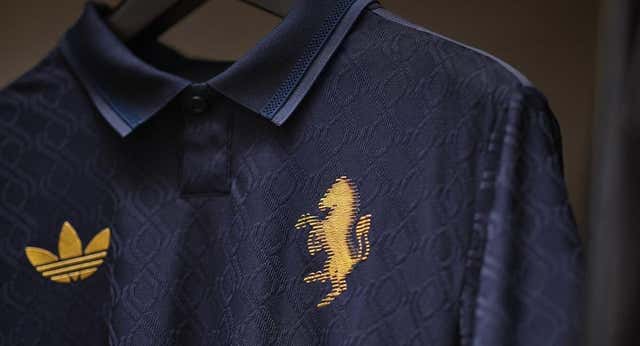 Siete camisetas que evidencian la revolución retro: vuelven los cordones, cuidado con lo que deseas