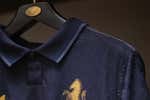 Siete camisetas que evidencian la revolución retro: vuelven los cordones, cuidado con lo que deseas