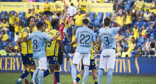 Cordero Vega deja al Celta con nueve por dos rojas en dos minutos y provoca la indignación de Iago Aspas: «¡Vámonos!»