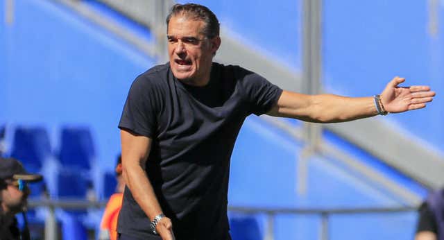 Luis García no se rinde pese a la plaga de bajas ante el Barça: “Este equipo los tiene bien puestos”