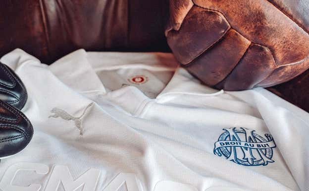 Siete camisetas que evidencian la revolución retro: vuelven los cordones, cuidado con lo que deseas
