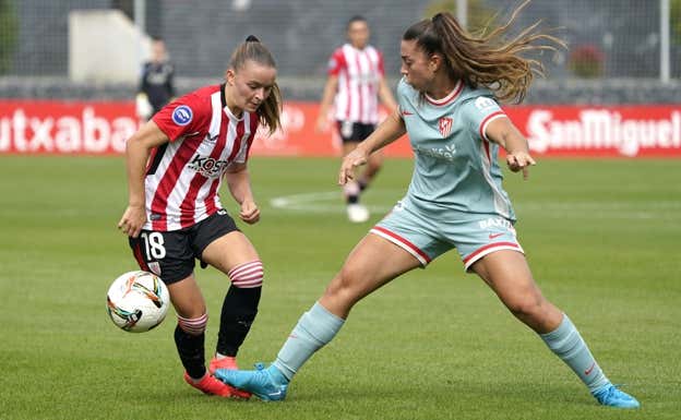 Sara Ortega en un uno contra uno ante Silvia Lloris.  ATHLETIC CLUB FEMENINO