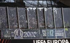 La Real rinde homenaje a los afectados por los ultras del Anderlecht y les regala la ropa