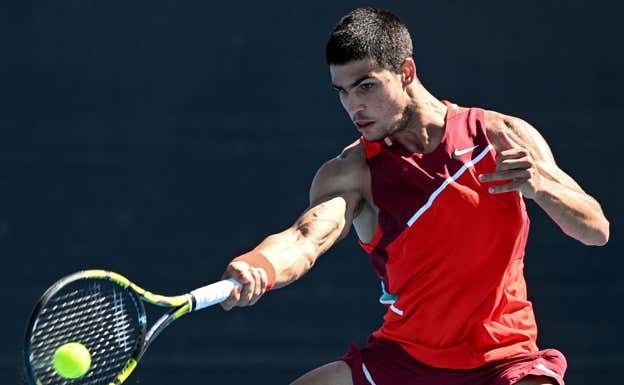 Carlos Alcaraz, en el Open de Australia 2022.  MICHAEL ERREY / AFP