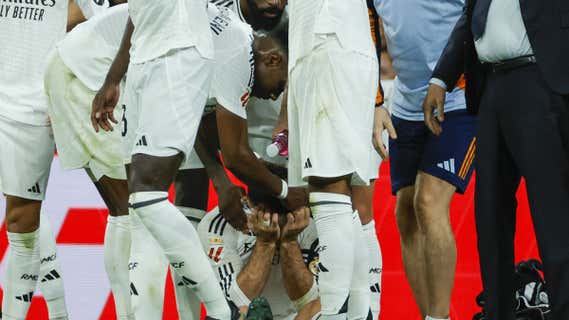 Carvajal, desolado, es consolado por sus compañeros./EFE