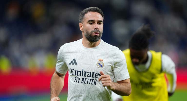Dani Carvajal calentando en el Bernabéu.