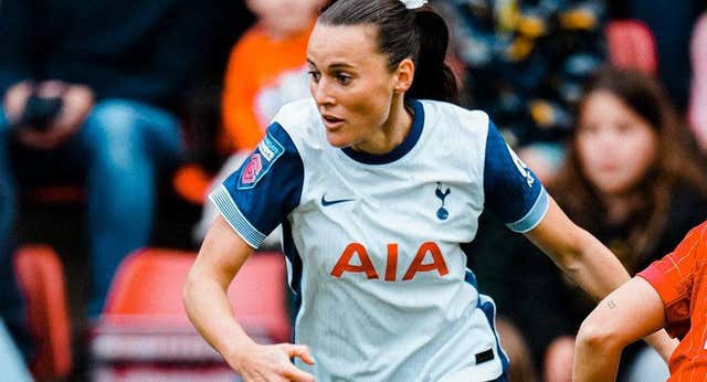 El descuido de Hayley Raso con el escudo del Real Madrid desata una curiosa imagen en la Liga inglesa