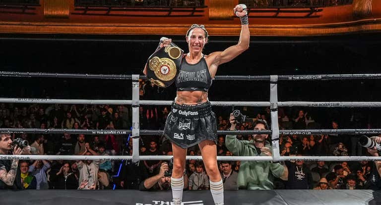 Jennifer Miranda posa tras ganar el Mundial Interino WBA Gold del peso pluma.