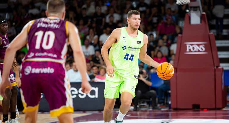Joel Parra sube el balón en el partido frente al Hiopos Lleida