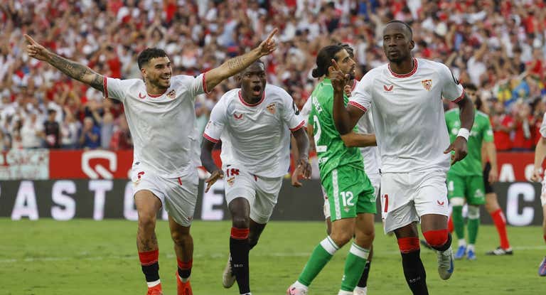 El Sevilla tira de corazón y le regala a Jesús Navas un derbi de infarto