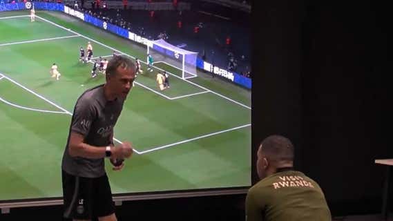 Luis Enrique en un momento de la charla con Mbappé./Movistar +