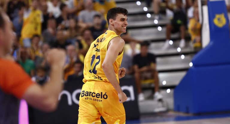 Carlos Alocén sonríe durante el partido ante el Basquet Coruña.