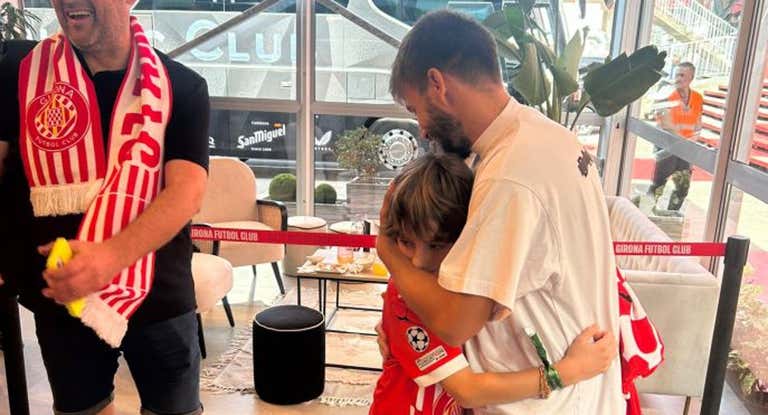 Gerard, el niño de 10 años que recibió un botellazo por parte de los ultras del Feyenoord, con Portu.