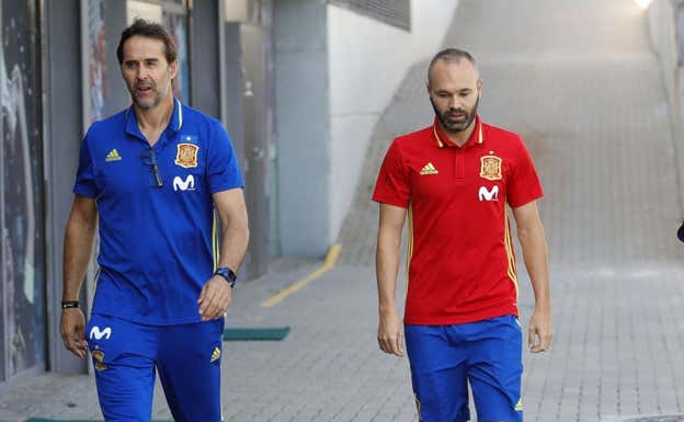 Julen Lopetegui, junto a Iniesta.
