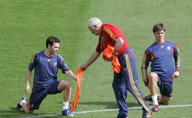 Luis le da un peto a Iniesta.