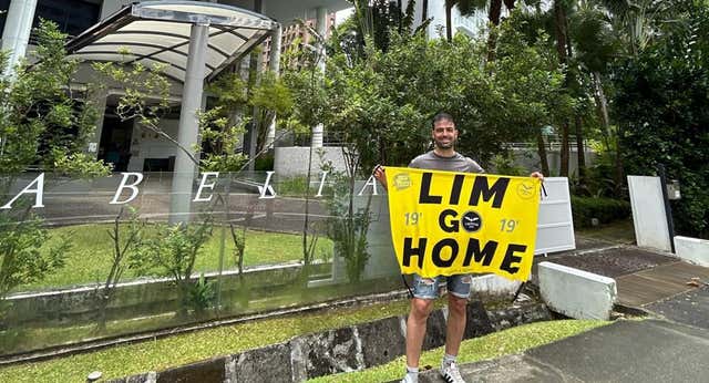 Dos aficionados del Valencia, retenidos en Singapur por llevar una bandera con ‘Lim Go Home’