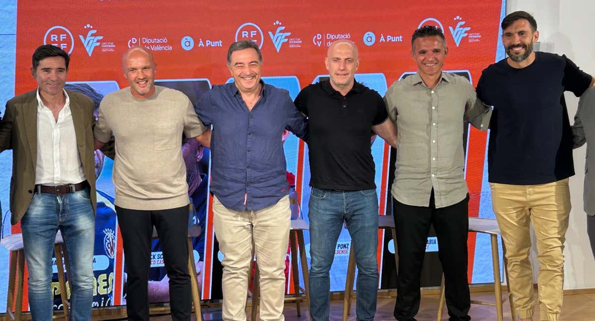 Los entrenadores de fútbol de los clubes de la Comunidad Valenciana junto a Salvador Gomar.