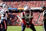 Detienen a una de las estrellas de los New England Patriots de la NFL por estrangulamiento, asalto con arma letal y posesión de drogas