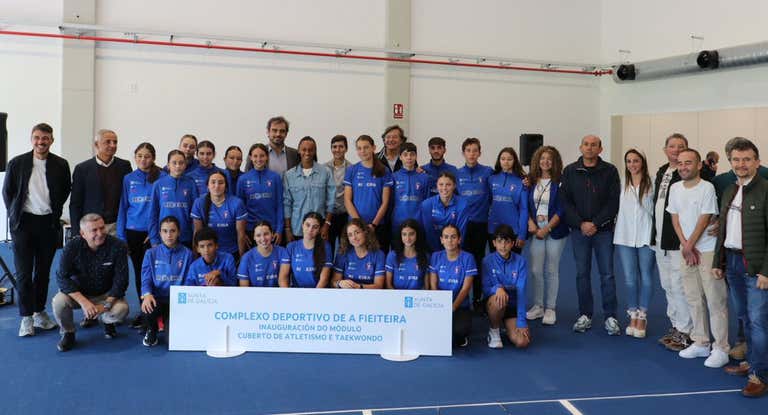 Ana Peleteiro, en la inauguración del nuevo módulo de atletismo de Ribeira.