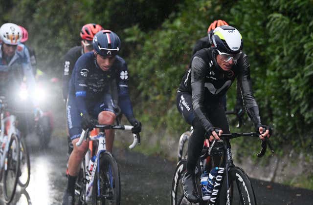 Enric Mas ataca a Tadej Pogačar a 140 kilómetros de meta… y la carrera se suspende por la lluvia