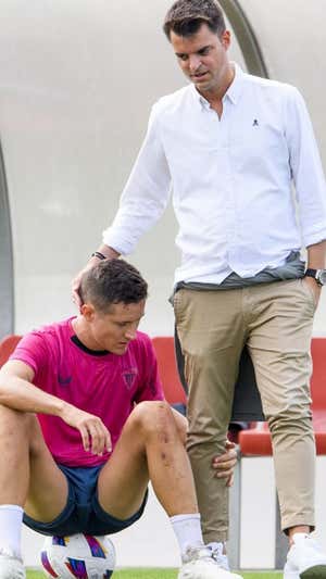Ander Herrera y Mikel González se saludan durante un entrenamiento. Athletic Club