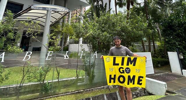 La surrealista historia de los aficionados del Valencia retenidos en Singapur por protestar contra Lim lleva a la embajada española a tomar cartas en el asunto